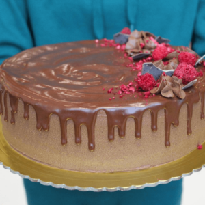 Wegański tort czekoladowy z malinami