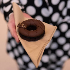 Wegański donut czekoladowy