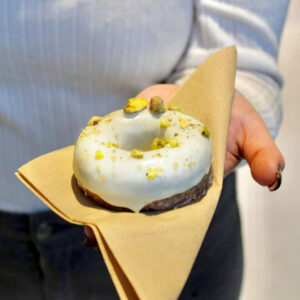 Keto box donut pistacja z białą czekoladą