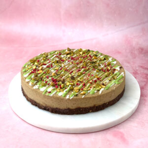 Wegańskie ciasto pistacjowe z musem malinowym