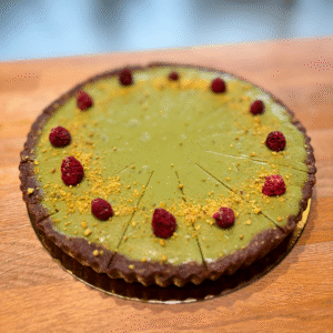 Wegańska tarta pistacjowa z maliną