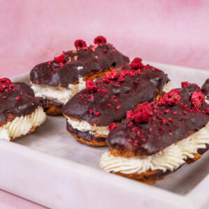 Eklery z kremem śmietanowym i musem malinowym, oblane czekoladą – 6 szt.