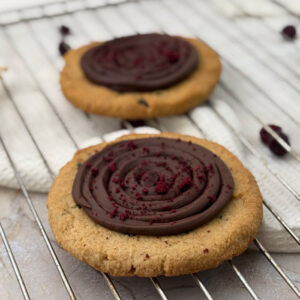 Ciastko a’la crumble cookies czekoladowe z wiśnią 6 szt.
