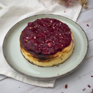 Sernik baskijski wiśniowy