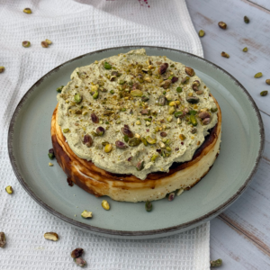 Sernik baskijski pistacjowy